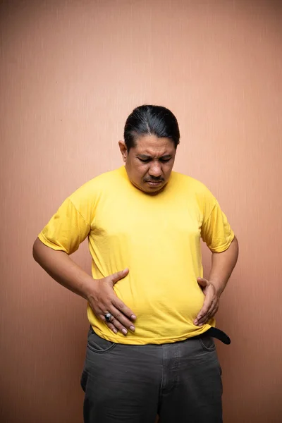 Potrait Grasa Viejo Asiático Hombre Con Distendido Abdomen Tocando Estómago — Foto de Stock
