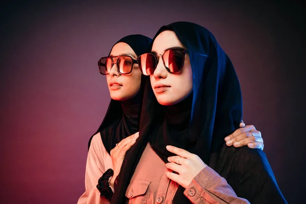 Dvě Muslimské Ženy Nosí Hidžáb Šaty Sluneční Brýle Pózovat Bokem — Stock fotografie