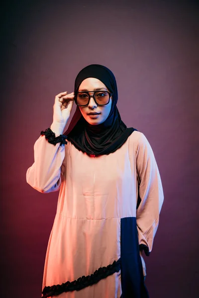 Müslüman Kadın Siyah Tesettürlü Turuncu Uzun Elbiseli Güneş Gözlüğü Tutarak — Stok fotoğraf