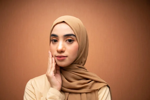 Glücklich Gemischte Rasse Frauen Hijab Schönheit Foto Orange Hintergrund — Stockfoto
