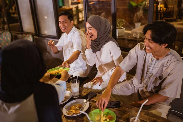 Bir Grup Müslüman Genç Arkadaşlarıyla Açık Bir Kafede Oruç Tutarken — Stok fotoğraf