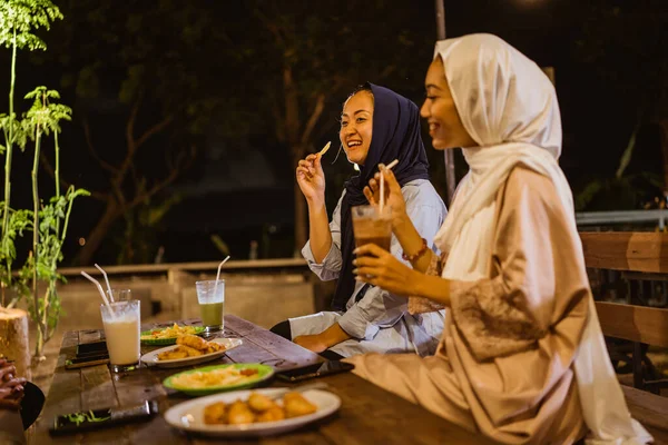 Ασιάτισσα Νεαρή Γυναίκα Hijab Γεύμα Ενώ Σπάσιμο Γρήγορα Υπαίθριο Καφέ — Φωτογραφία Αρχείου