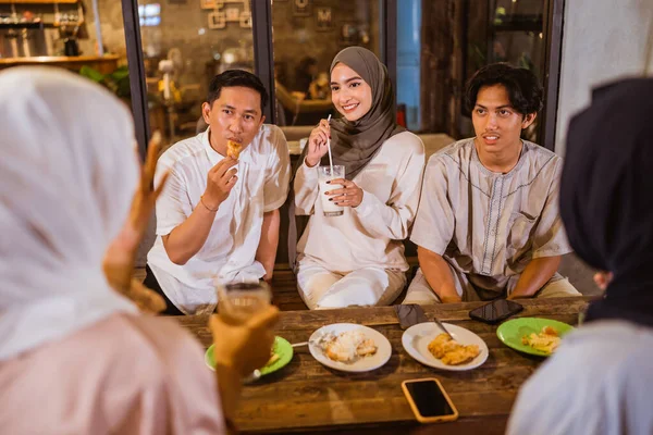 Grupo Homens Mulheres Muçulmanos Conversando Quebrar Jejum Com Amigos Café — Fotografia de Stock