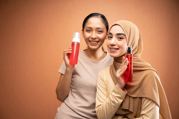 Zwei Frauen Mit Hijab Und Ohne Hijab Cremefarbenen Shirt Lächelnd — Stockfoto