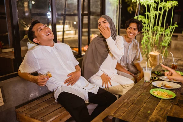 屋外のカフェで断食をしながら ムスリムの女性や友人とおしゃべりをしながら — ストック写真