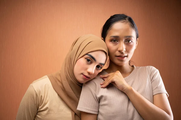 Muslim Womann Hijab Leaning Her Head Her Friend Shoulder Wearing — Stock Photo, Image