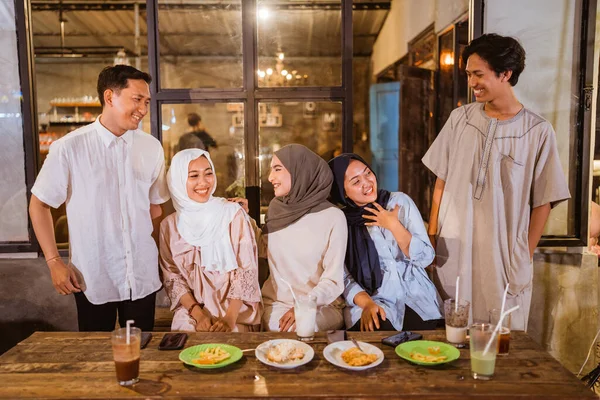 Sekelompok Teman Teman Muslim Asia Mengobrol Dan Bercanda Sambil Berkumpul — Stok Foto