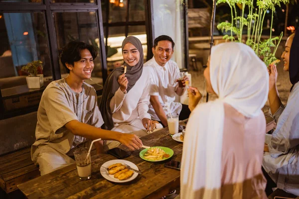 Νεαροί Ασιάτες Μουσουλμάνοι Σπάνε Γρήγορα Μαζί Τρώγοντας Σνακ Πρώτα Υπαίθριο — Φωτογραφία Αρχείου
