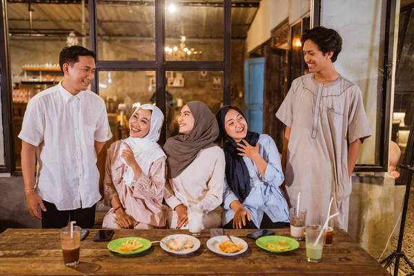 Sekelompok Teman Muslim Mengobrol Selama Iftar Kafe Outdoor — Stok Foto