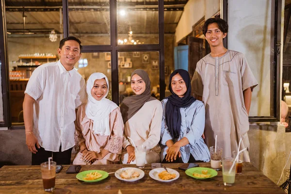 Sekelompok Teman Muslim Tersenyum Depan Kamera Sambil Berkumpul Untuk Berbuka — Stok Foto