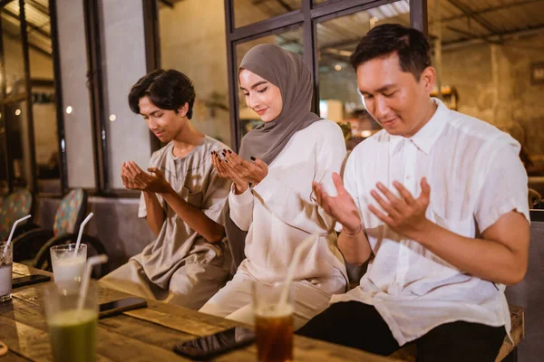 Muslim Asia Merayakan Idul Fitri Berdoa Sebelum Makan Selama Makan — Stok Foto