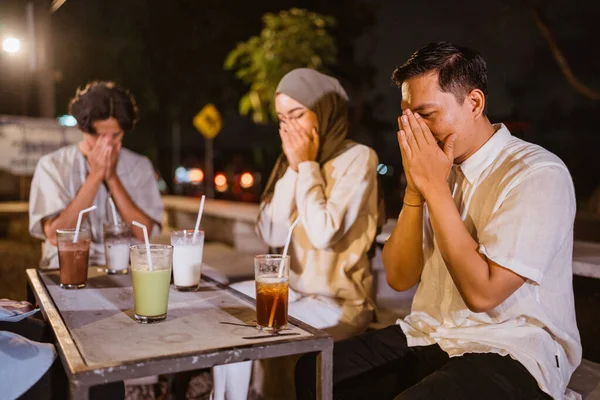 Muslim Muda Berdoa Kepada Allah Sebelum Makan Malam Ramadan Kafe — Stok Foto