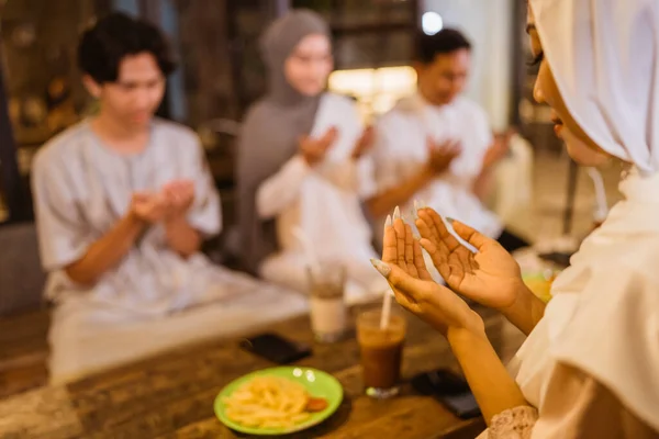 Tangan Seorang Wanita Berdoa Dengan Sekelompok Teman Teman Muslim Berdoa — Stok Foto