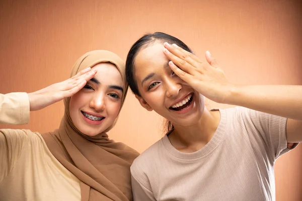 Muslim Woman Hijab Her Friend Wearing Shirt Smiling Camera Covered — Stock Photo, Image