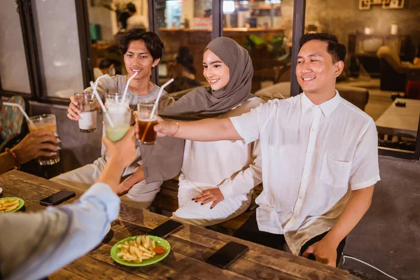 Kvinder Hijab Mænd Toast Sammen Før Drikker Iftar Restaurant - Stock-foto