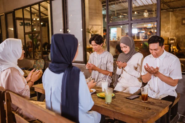 Perempuan Dalam Hijab Dan Laki Laki Asia Berdoa Sebelum Makan — Stok Foto