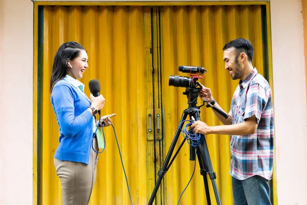 Belo Repórter Azul Cardigan Sorrindo Enquanto Grava Vídeos Para Material — Fotografia de Stock