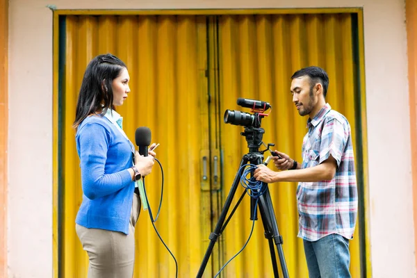 Een Vrouwelijke Verslaggever Blauw Vest Een Cameraman Geruit Hemd Bereiden — Stockfoto