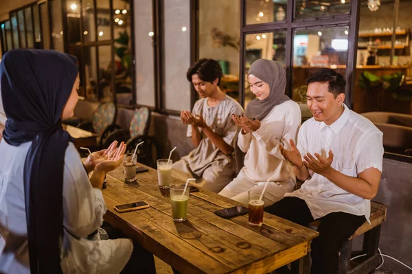 Orang Muda Berdoa Sebelum Makan Selama Iftar Kafe Luar Ruangan — Stok Foto
