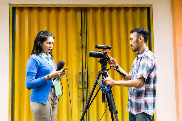 Eine Schöne Reporterin Blauer Strickjacke Und Ein Kameramann Karierten Hemd — Stockfoto