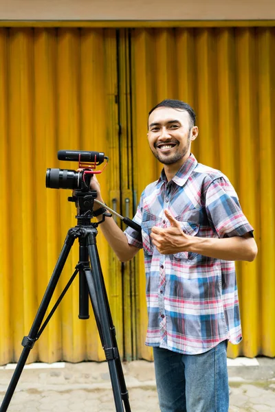 Ekose Gömlekli Bir Kameraman Başparmağıyla Çekim Ekipmanının Yanında Duruyor Gülümsüyor — Stok fotoğraf