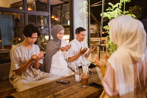 Egy Csapat Muszlim Barát Imádkozik Mielőtt Élvezik Szabadtéri Iftar Vacsorát — Stock Fotó
