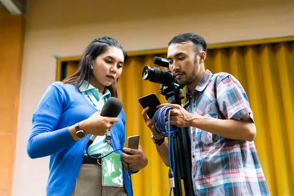 Μια Γυναίκα Δημοσιογράφος Μπλε Ζακέτα Και Κάμεραμαν Ψάχνουν Πληροφορίες Στο — Φωτογραφία Αρχείου