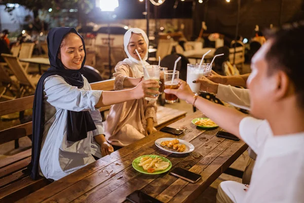两名蒙面的穆斯林妇女与朋友举杯庆祝打破禁食前被枪杀 — 图库照片