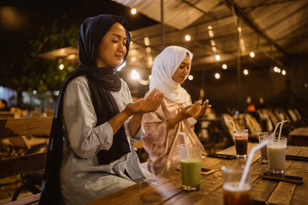 Mujeres Musulmanas Celebrando Eid Mubarak Rezan Antes Comer Durante Una — Foto de Stock