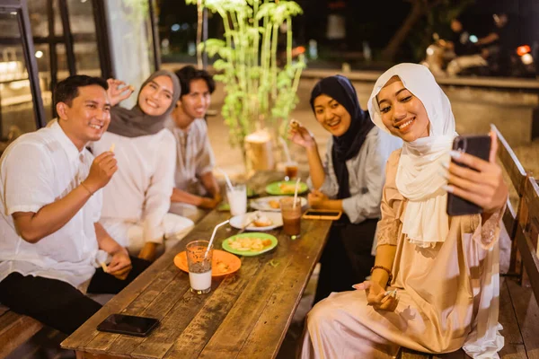Asiatisk Kvinna Hijab Håller Mobiltelefon Medan Gör Videosamtal Iftar Med — Stockfoto