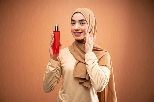 Moslim Vrouw Dragen Crème Hijab Shirt Glimlachen Tijdens Het Aanbrengen Stockafbeelding