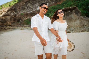 Karı koca, tatil tatili için açık hava yaşamının tadını çıkarıyorlar.