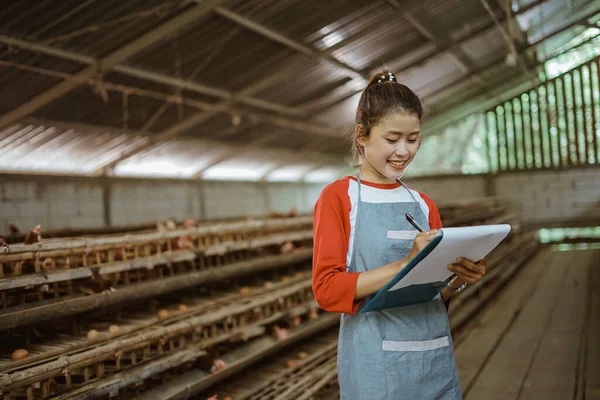 Asiatique Femme Avicole Agriculteur Portant Tablier Écrit Quelque Chose Sur — Photo