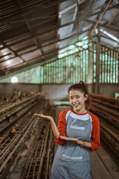 Petani Perempuan Asia Dengan Tangan Menyajikan Sesuatu Sebuah Peternakan Ayam — Stok Foto