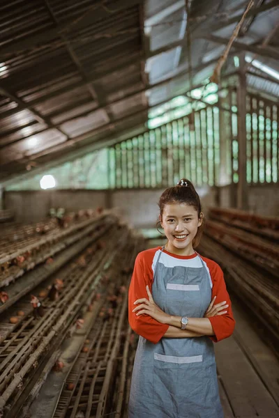 Sourire Agricultrice Asiatique Avec Les Mains Croisées Debout Sur Ferme — Photo