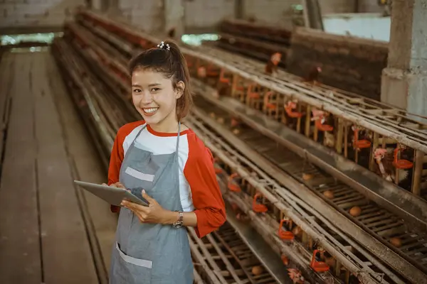 Petani Lapisan Wanita Asia Tersenyum Memegang Tablet Digital Bekerja Pertanian — Stok Foto