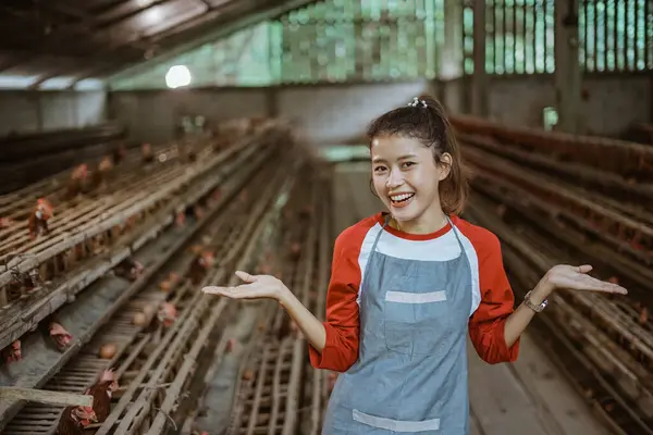 Glad Asiatisk Kvinnlig Bonde Med Gest Att Erbjuda Något Kyckling — Stockfoto