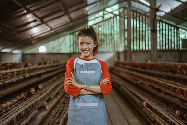 Жіночий Фермер Підприємець Одязі Фартуха Посміхається Схрещеними Руками Стоячи Курячій — стокове фото