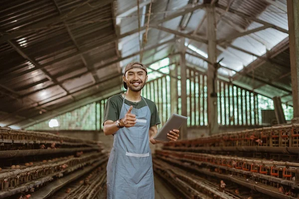 Pria Pekerja Asia Tersenyum Kamera Dengan Jempol Memegang Tablet Peternakan — Stok Foto
