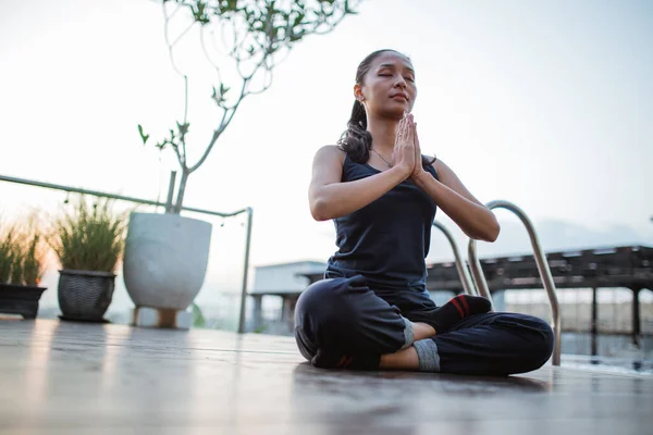 Frau Macht Yoga Mit Meditationsbewegung Beckenrand Sitzend lizenzfreie Stockfotos