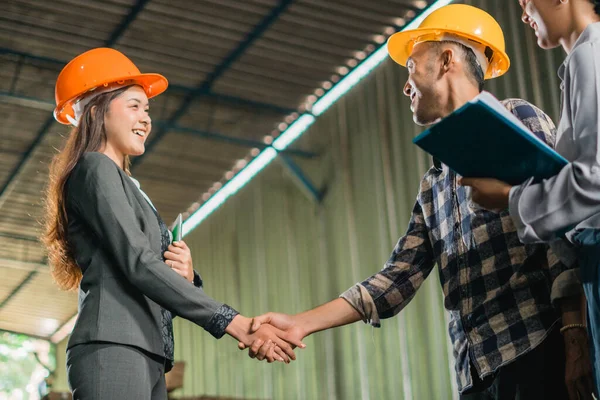 Female Factory Worker Wearing Safety Helmet Shakes Hands Client Factory — Stock Photo, Image