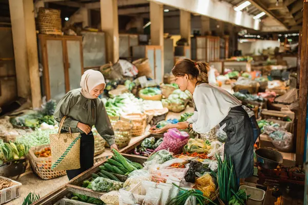 Female Customer Picking Vegetable Greengrocery Stall Farmer Market — Stock Photo, Image