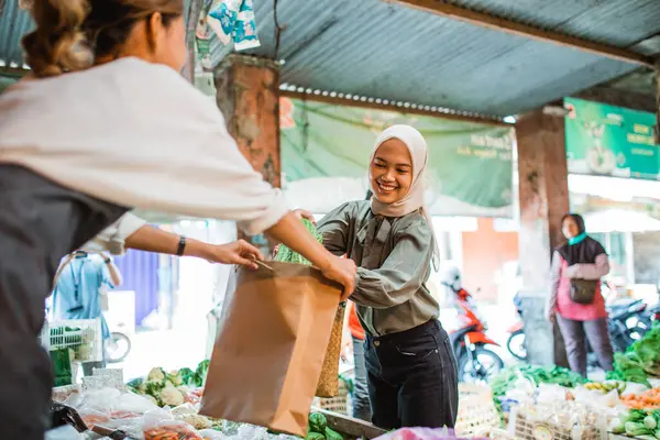 Азіатський Жіночий Клієнт Купує Овочі Сірій Кімнаті Ліцензійні Стокові Зображення