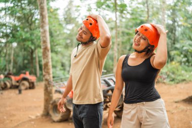 Genç Asyalı çift turneye başlamadan önce ATV arenasında ısınıyor.