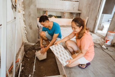 Karım yeni ev inşa ederken karo işlerinde kocasına yardım eder.