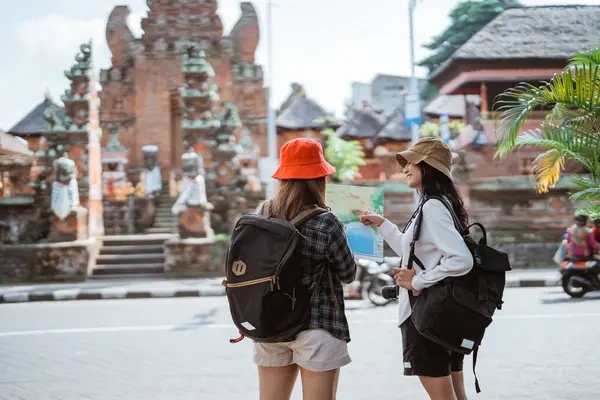 Dwie Dziewczyny Backpacker Czat Podczas Korzystania Mapy Przed Świątynią Turystyki — Zdjęcie stockowe
