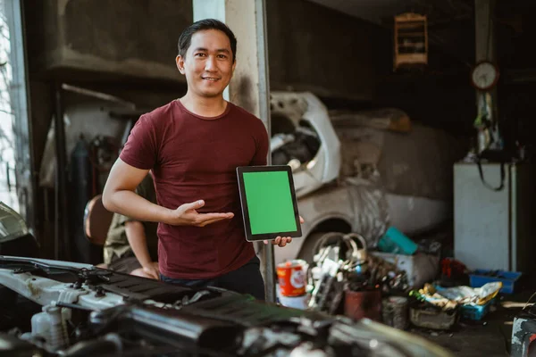 Ασιάτης Μηχανικός Στέκεται Δείχνει Ψηφιακή Οθόνη Tablet Στο Κατάστημα Επισκευής — Φωτογραφία Αρχείου
