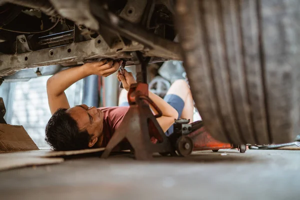 Νεαρός Μηχανικός Ξαπλώνουν Κάτω Από Αυτοκίνητο Και Αναζητούν Περιοχή Για — Φωτογραφία Αρχείου