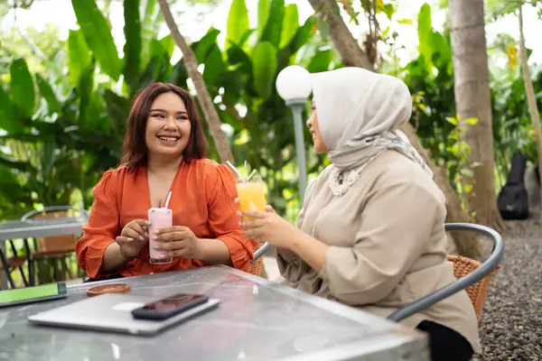 Kadını Bir Kafede Oturuyor Bir Kafede Arkadaşıyla Sohbet Ediyor — Stok fotoğraf