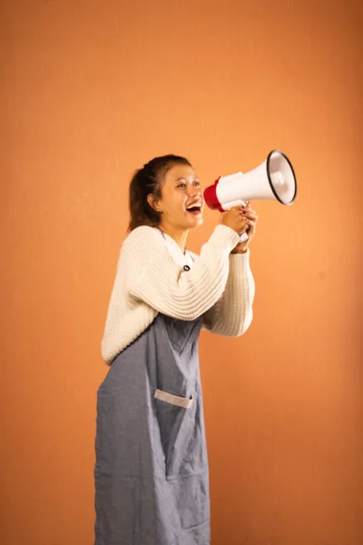 Азіатська Дівчина Фартусі Кричить Мегафоном Ізольованому Фоні — стокове фото